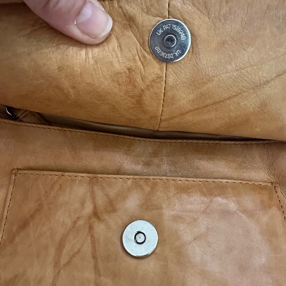 East West Elegant Tan Crossbody Bag - Picture 4 of 7